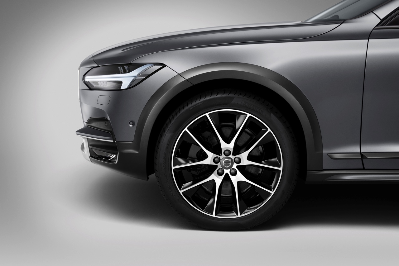 De Volvo V90 Cross Country is nu te bestellen. Bekijk hier alle prijzen, motoren en de uitvoeringen met standaarduitrusting. Vanaf voorjaar 2017 is de V90 CC in Nederland.