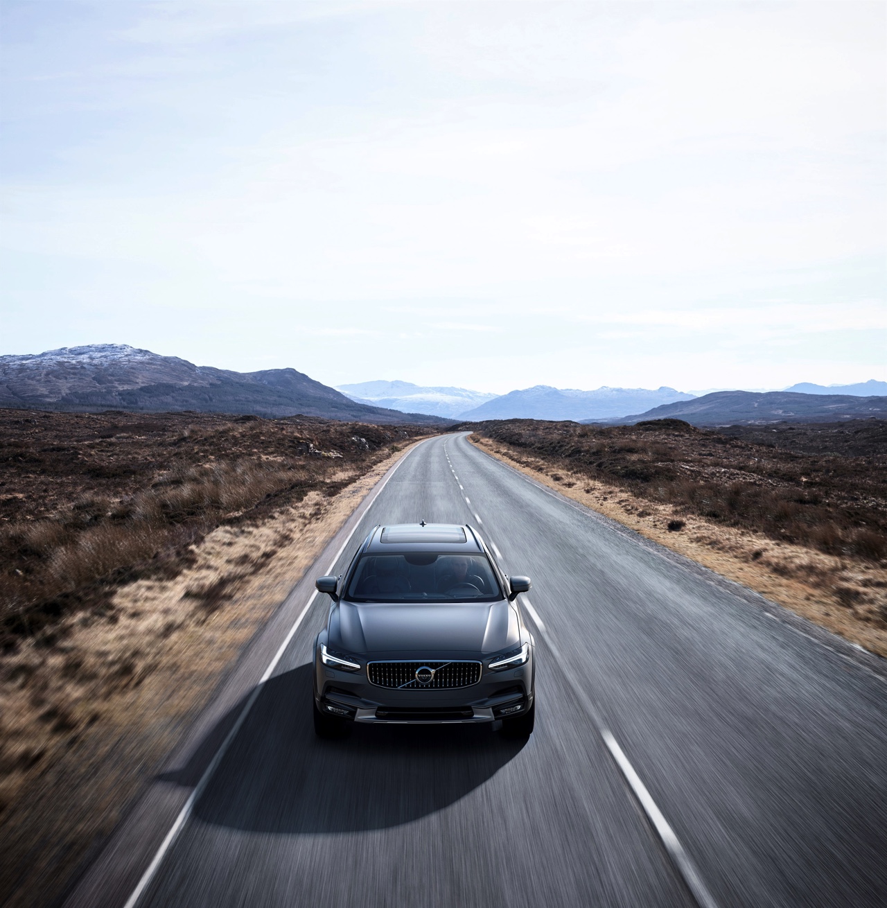 De Volvo V90 Cross Country is nu te bestellen. Bekijk hier alle prijzen, motoren en de uitvoeringen met standaarduitrusting. Vanaf voorjaar 2017 is de V90 CC in Nederland.