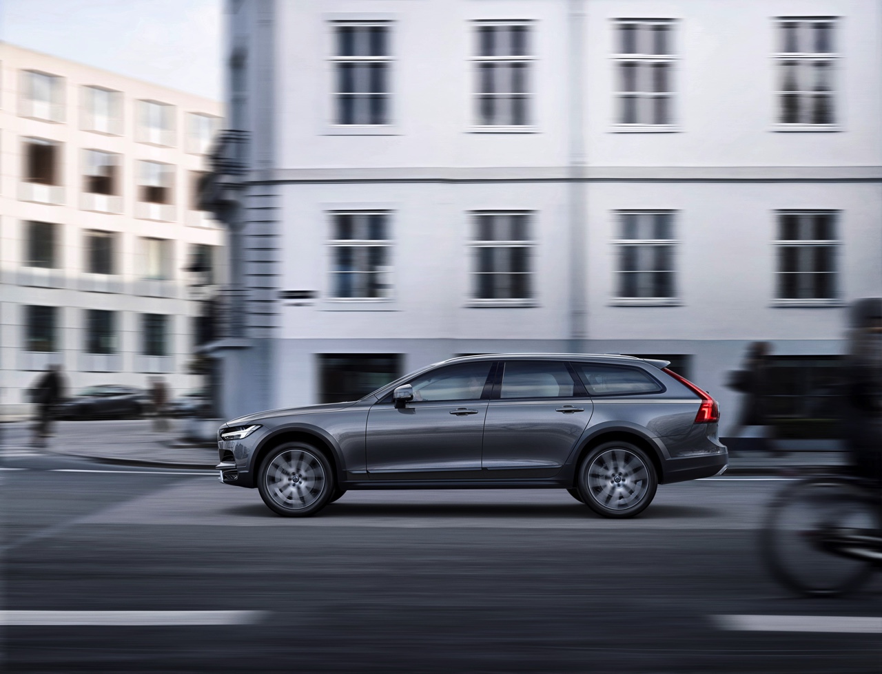 De Volvo V90 Cross Country is nu te bestellen. Bekijk hier alle prijzen, motoren en de uitvoeringen met standaarduitrusting. Vanaf voorjaar 2017 is de V90 CC in Nederland.