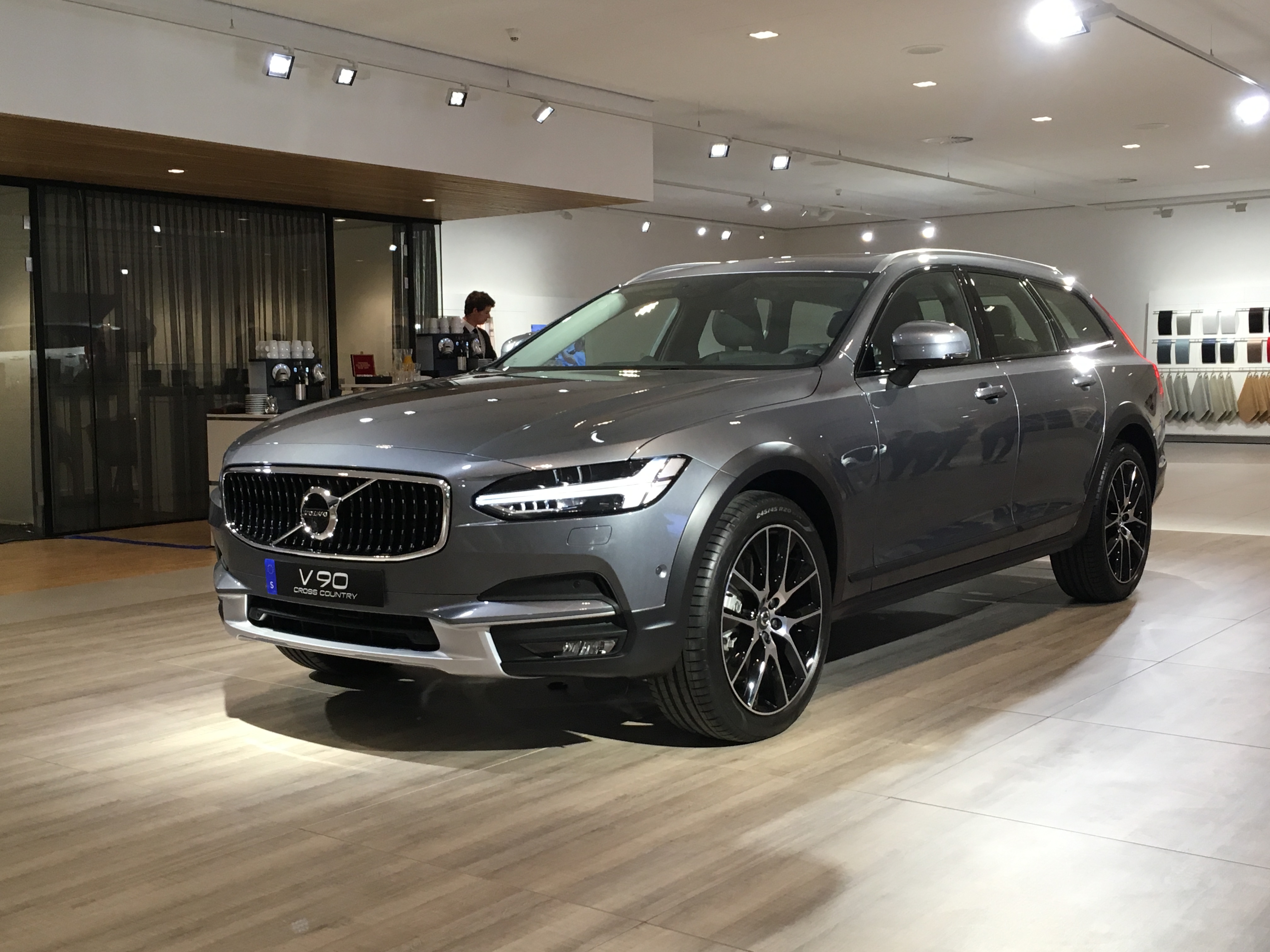 De Volvo V90 Cross Country is nu te bestellen. Bekijk hier alle prijzen, motoren en de uitvoeringen met standaarduitrusting. Vanaf voorjaar 2017 is de V90 CC in Nederland.