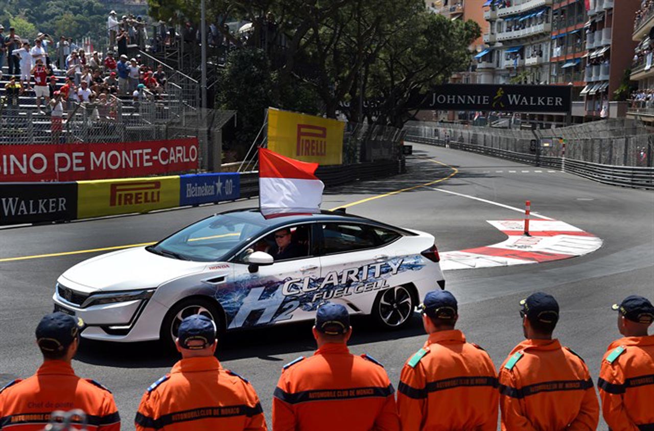 Prins Albert van Monaco ging de Grand Prix van afgelopen weekend vooraf door een testrondje met de Honda Clarity met brandstofcel.