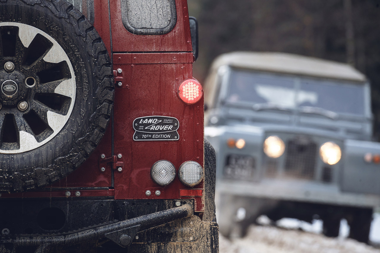 Land Rover maakt en serie van 150 exemplaren van de Defender V8 ter gelegenheid van het 70-jarig bestaan van het merk.