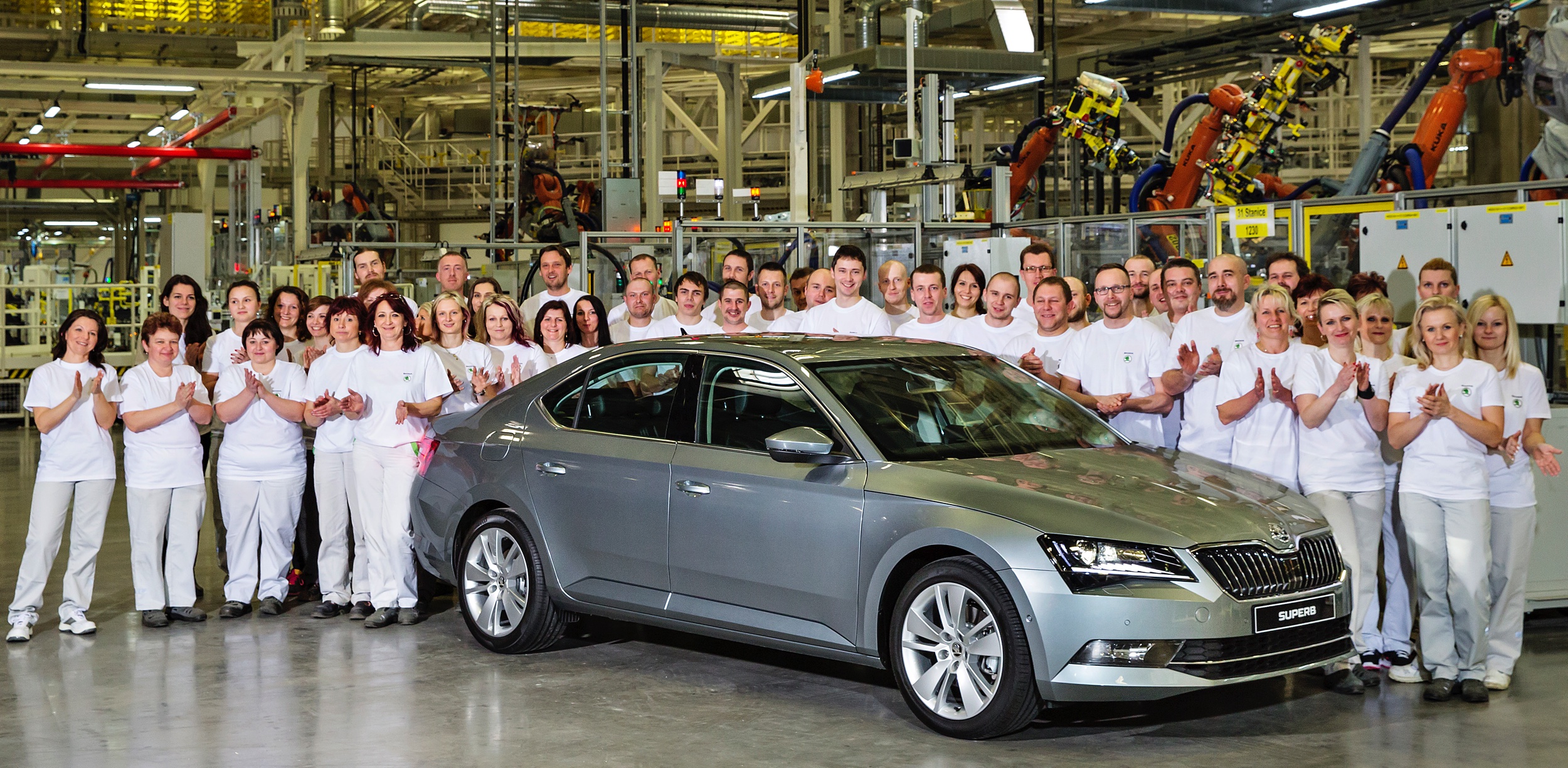 Groot feest in het Tsjechische Kvasiny. Daar is vandaag de eerste nieuwe Skoda Superb van de band gerold.