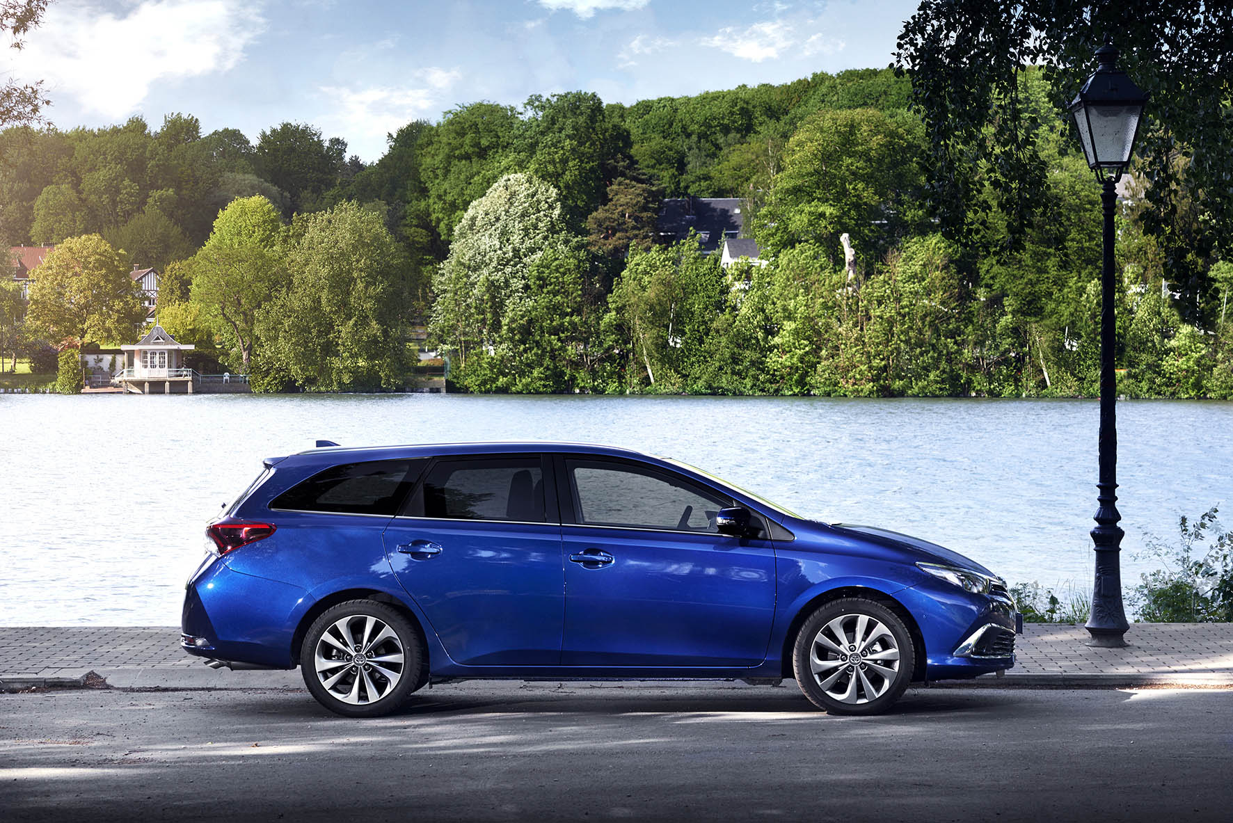 Productie Toyota Auris hybride verhoogd om te kunnen voldoen aan de vraag. Met name de Auris Touring Sports Hybrid met 14% bijtelling is erg interessant voor de lease.