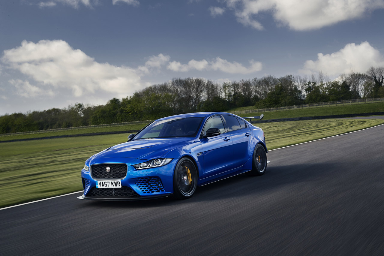 Jaguar maakt met de hand 300 exemplaren van de Project 8 op basis van de vierdeurs XE.