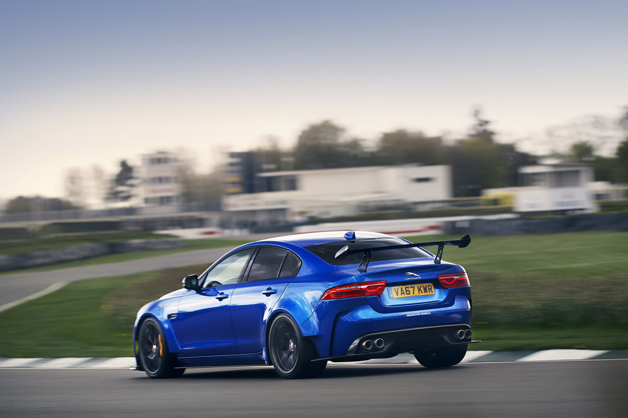 Jaguar maakt met de hand 300 exemplaren van de Project 8 op basis van de vierdeurs XE.