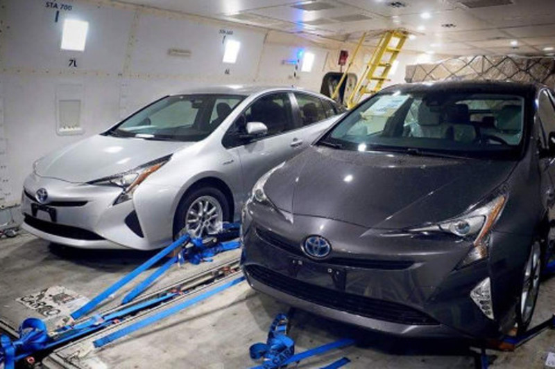 Nieuwe Toyota Prius wordt met een teaser aangekondigd terwijl de productiemodellen al onderweg naar de onthulling zijn gesnapt.