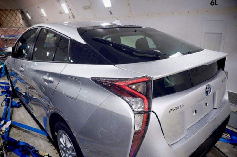 Nieuwe Toyota Prius wordt met een teaser aangekondigd terwijl de productiemodellen al onderweg naar de onthulling zijn gesnapt.