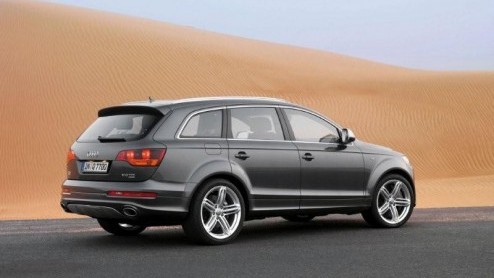 Downsizen, groene motoren, milieulabels, tja, het vormt tegenwoordig het gesprek van de dag. En dan komt Audi nu met de Q7 V12 TDI. Wees gerust milieufreaks, gezien de vanafprijs zijn maar weinig mens