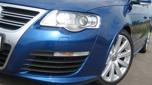 De Volkswagen Passat R36 heeft de importeur voor een dilemma gezet. Zit Nederland wel te wachten op een krachtige zescilinder-Passat met dito looks? Importeur Pon is er uit, de R36 komt gewoon naar on