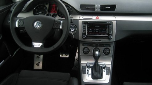 De Volkswagen Passat R36 heeft de importeur voor een dilemma gezet. Zit Nederland wel te wachten op een krachtige zescilinder-Passat met dito looks? Importeur Pon is er uit, de R36 komt gewoon naar on