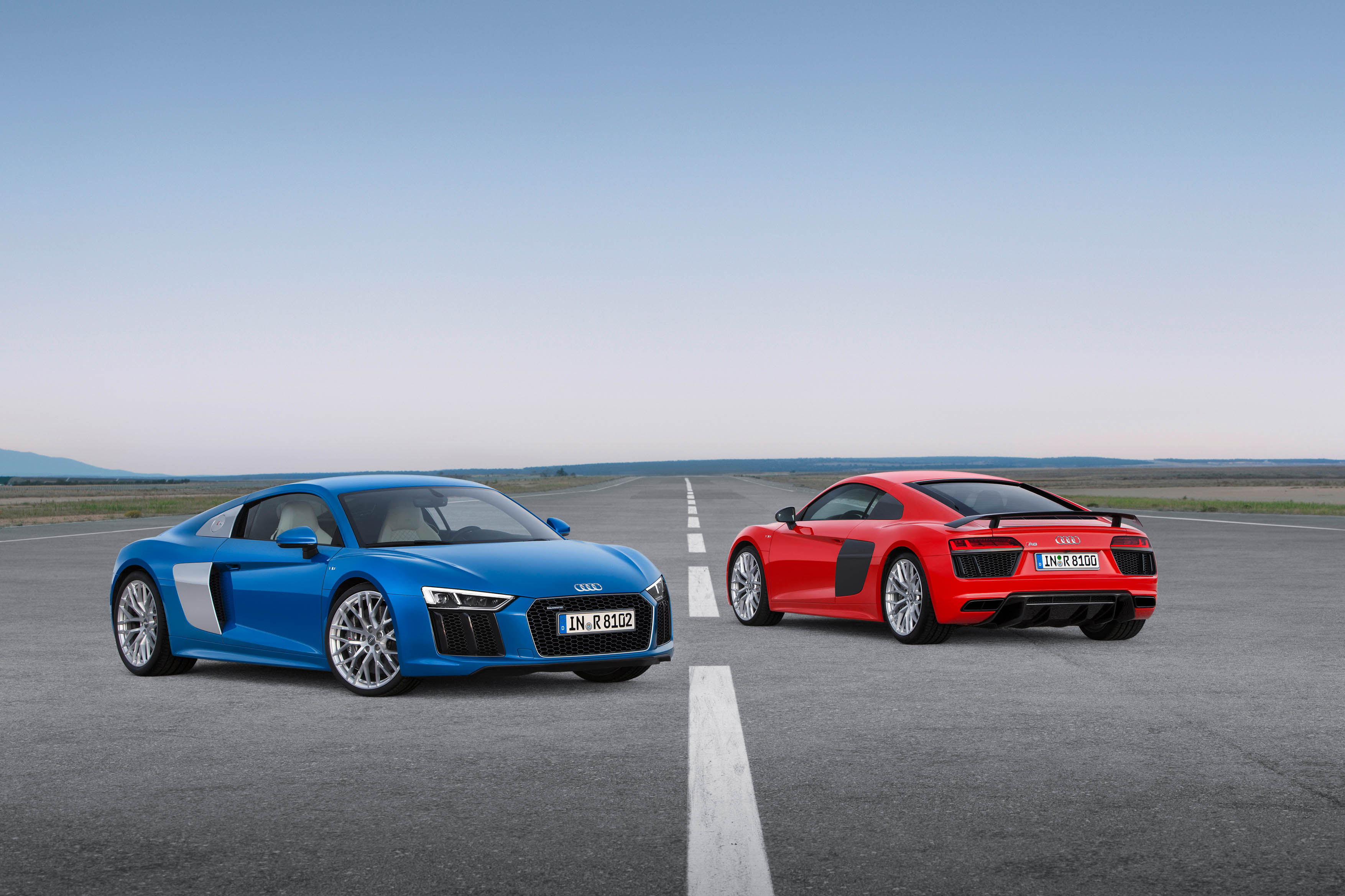 Audi maakt prijzen R8 bekend en geeft aan dat de orderboeken voor de R8 V10 en R8 V10 plus in de zomer van 2015 open gaan. De Audi R8 e-tron met elektrische aandrijving komt later.