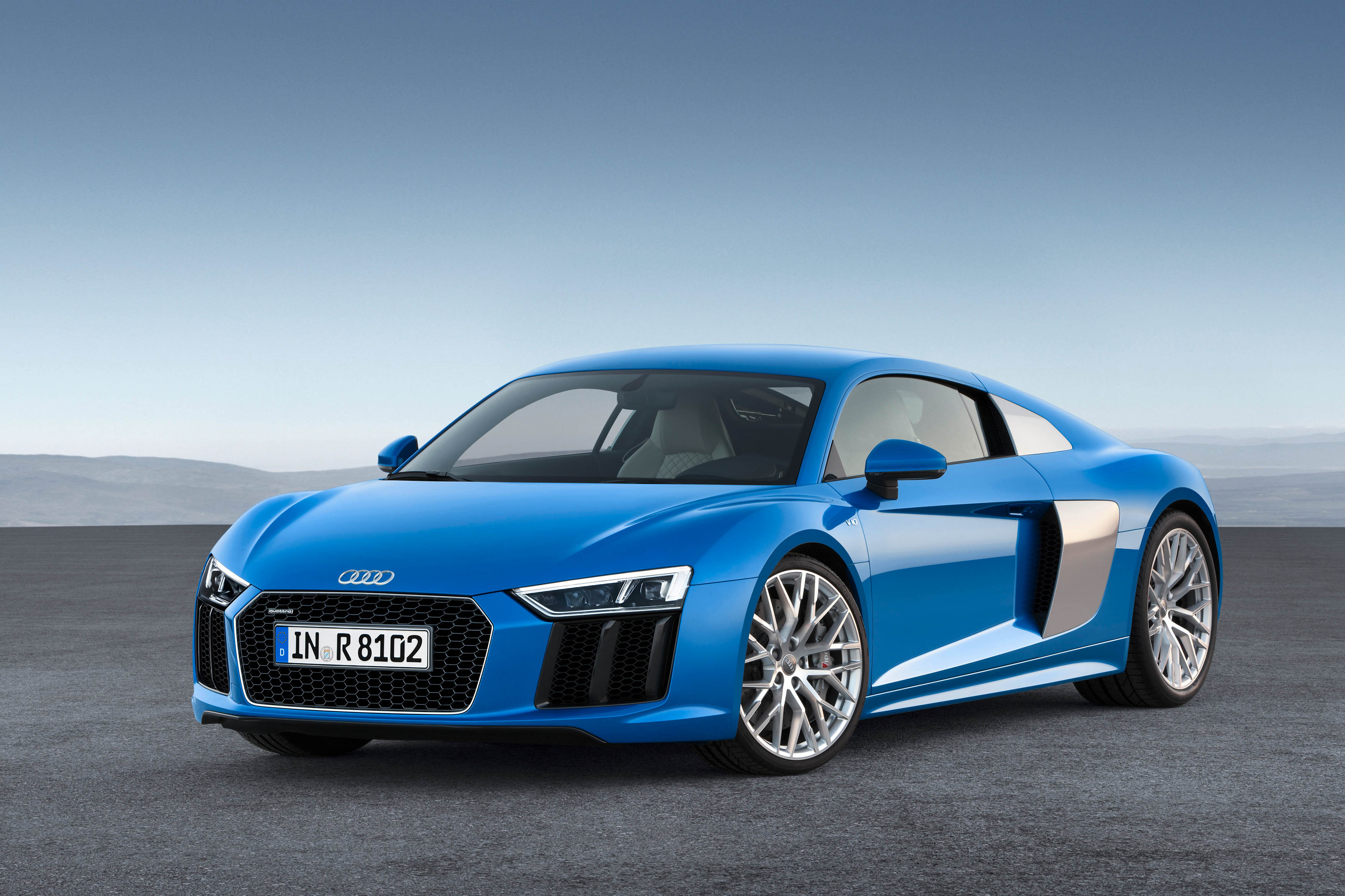 Audi maakt prijzen R8 bekend en geeft aan dat de orderboeken voor de R8 V10 en R8 V10 plus in de zomer van 2015 open gaan. De Audi R8 e-tron met elektrische aandrijving komt later.