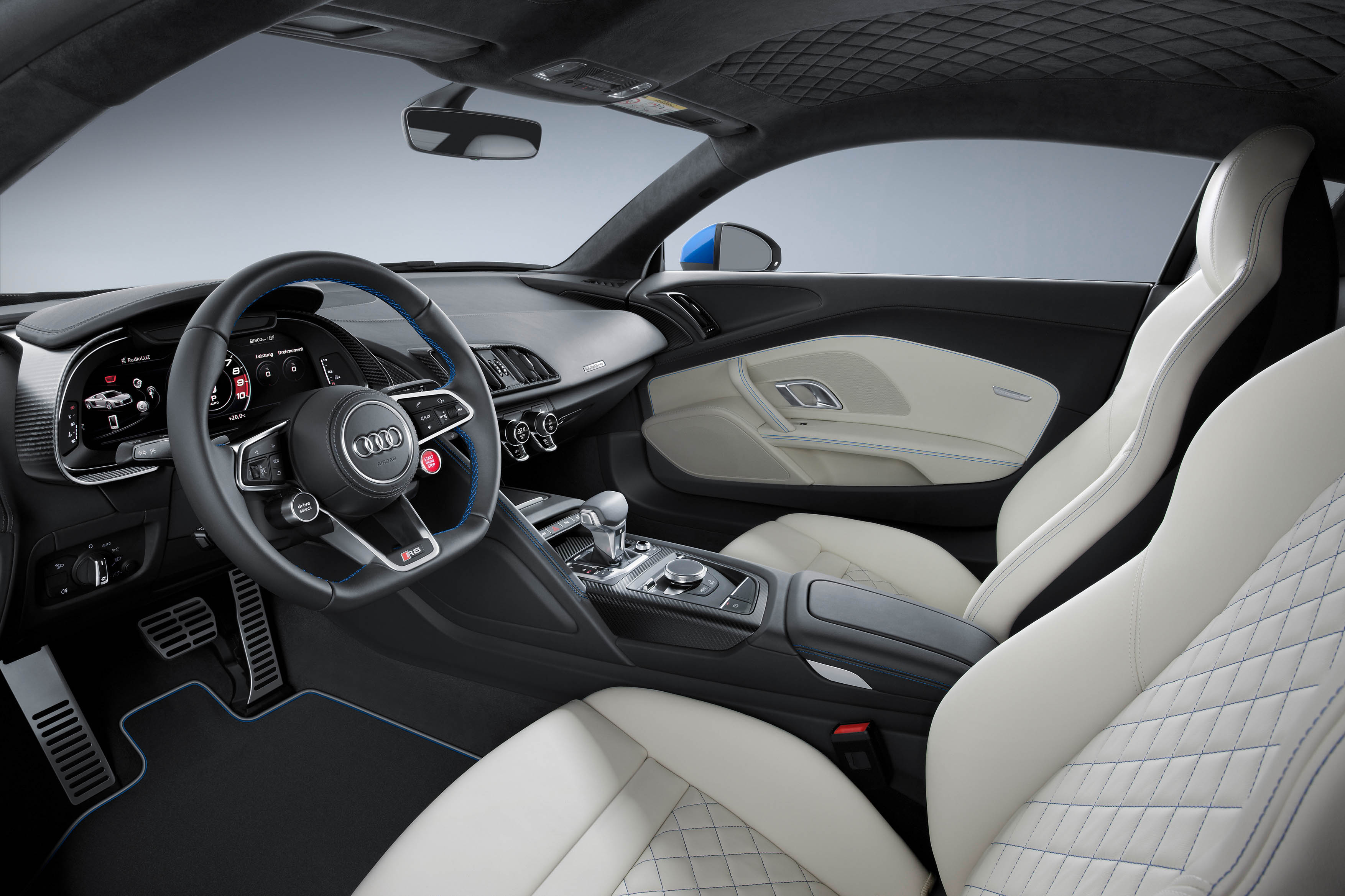 Audi maakt prijzen R8 bekend en geeft aan dat de orderboeken voor de R8 V10 en R8 V10 plus in de zomer van 2015 open gaan. De Audi R8 e-tron met elektrische aandrijving komt later.