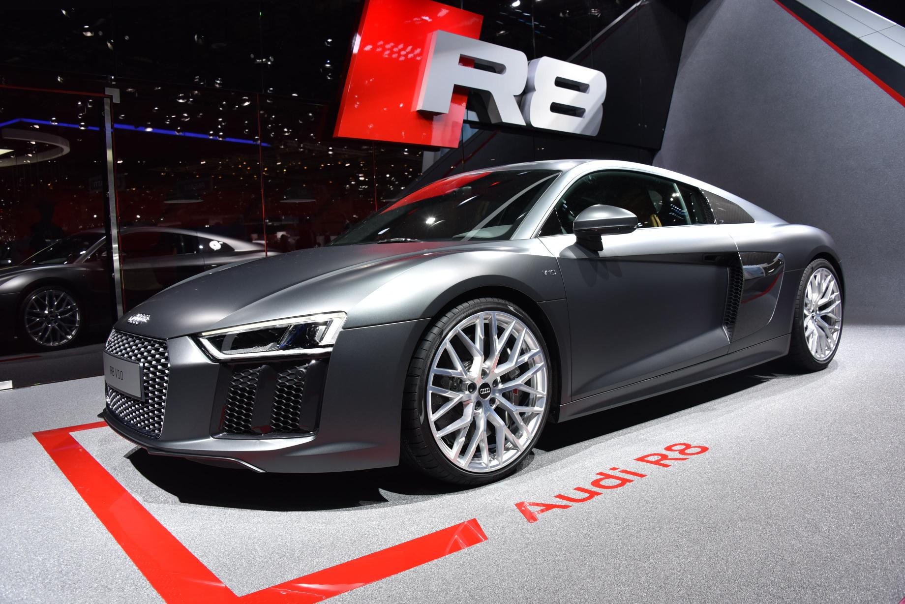 Audi maakt prijzen R8 bekend en geeft aan dat de orderboeken voor de R8 V10 en R8 V10 plus in de zomer van 2015 open gaan. De Audi R8 e-tron met elektrische aandrijving komt later.