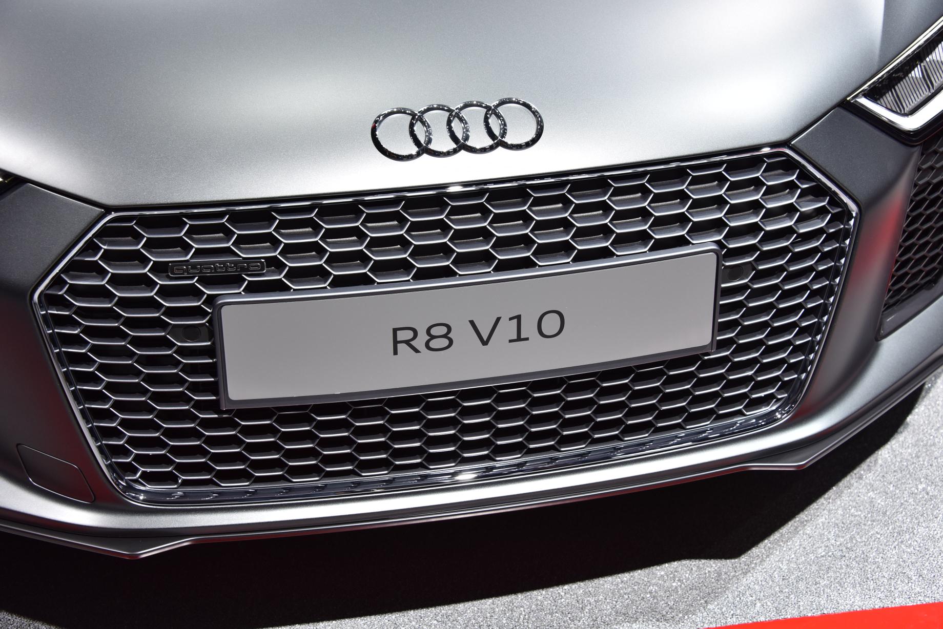 Audi maakt prijzen R8 bekend en geeft aan dat de orderboeken voor de R8 V10 en R8 V10 plus in de zomer van 2015 open gaan. De Audi R8 e-tron met elektrische aandrijving komt later.