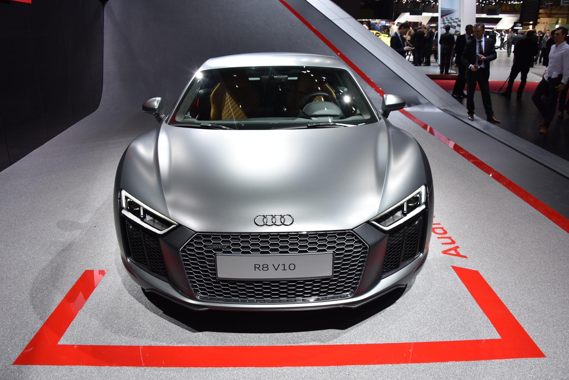 Audi maakt prijzen R8 bekend en geeft aan dat de orderboeken voor de R8 V10 en R8 V10 plus in de zomer van 2015 open gaan. De Audi R8 e-tron met elektrische aandrijving komt later.