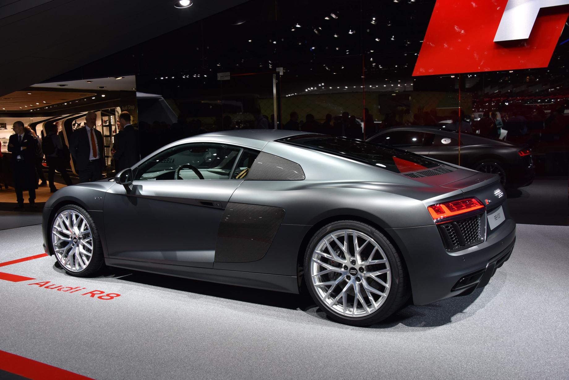 Audi maakt prijzen R8 bekend en geeft aan dat de orderboeken voor de R8 V10 en R8 V10 plus in de zomer van 2015 open gaan. De Audi R8 e-tron met elektrische aandrijving komt later.