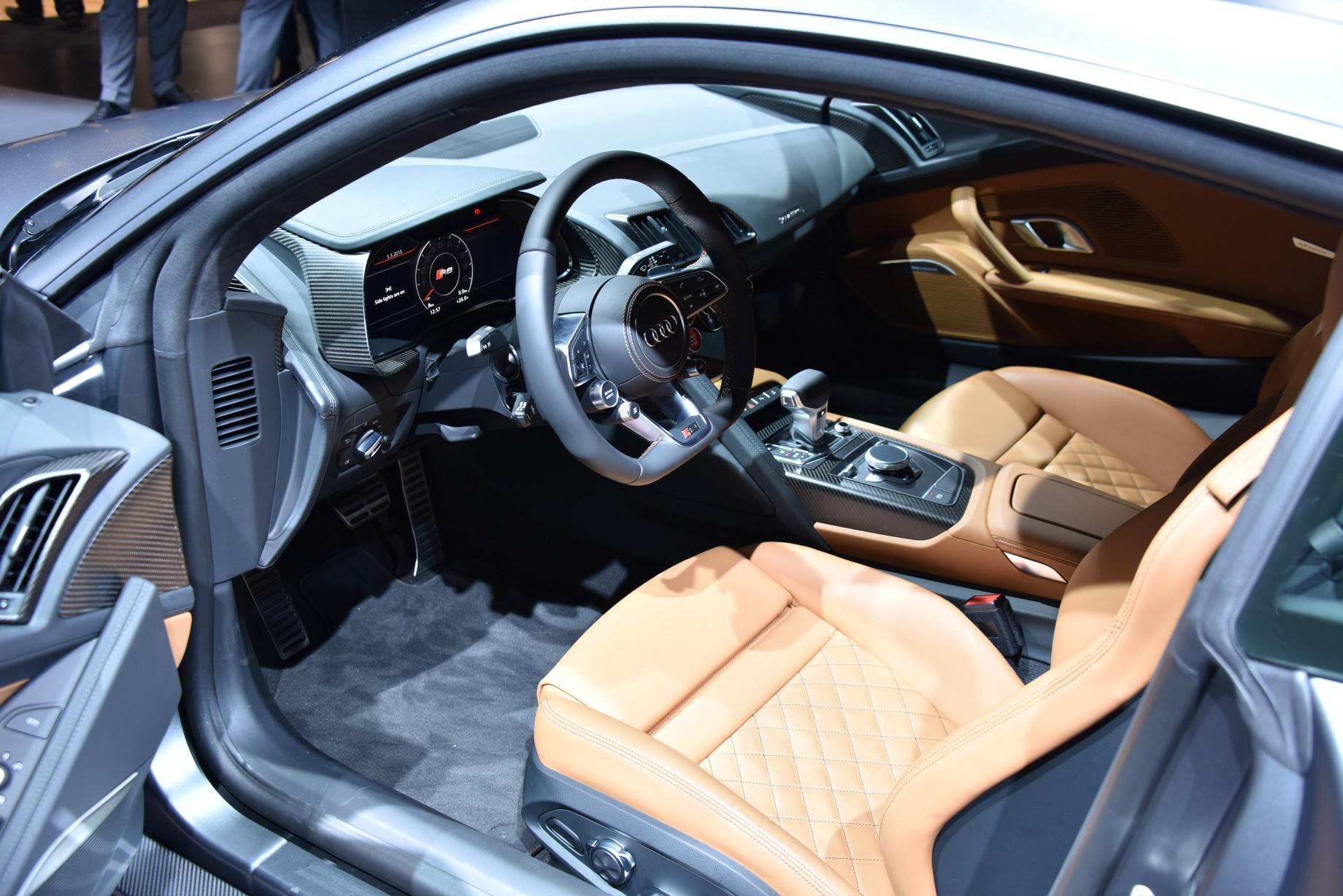 Audi maakt prijzen R8 bekend en geeft aan dat de orderboeken voor de R8 V10 en R8 V10 plus in de zomer van 2015 open gaan. De Audi R8 e-tron met elektrische aandrijving komt later.