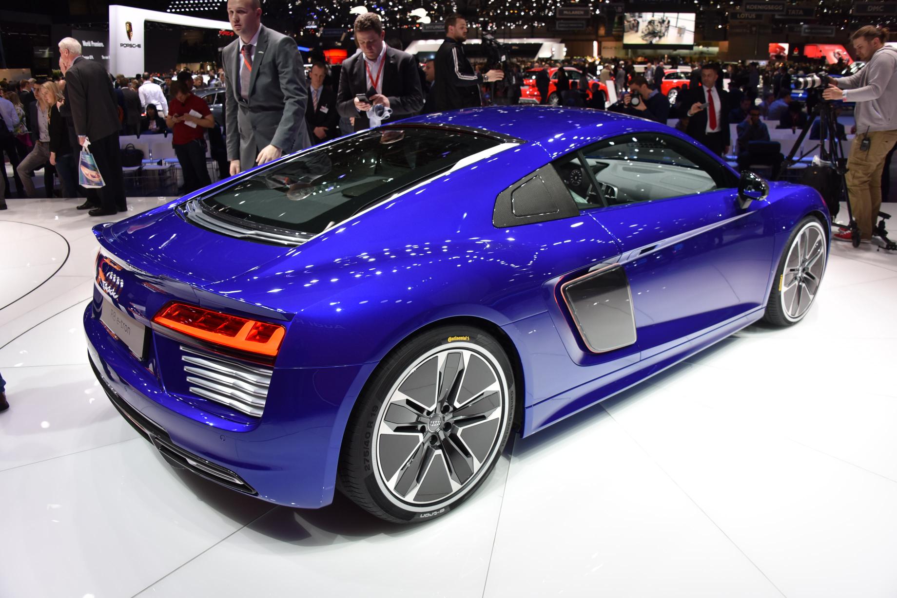 Audi maakt prijzen R8 bekend en geeft aan dat de orderboeken voor de R8 V10 en R8 V10 plus in de zomer van 2015 open gaan. De Audi R8 e-tron met elektrische aandrijving komt later.