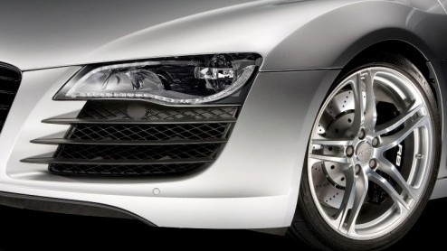 We lieten in mei er ons licht al over schijnen, maar vandaag is het officieel. De Audi R8 is nu ook leverbaar met integrale LED-verlichting. Naast de dagrijverlichting bestaat dan ook dim-, groot- en