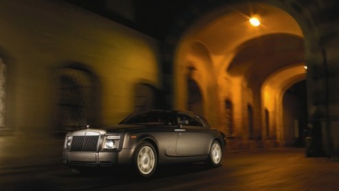 Rolls Royce komt met de Phantom Coupe. Voor wie het summum in de autowereld prefereert, maar aan twee deuren genoeg heeft, zullen we maar denken. Dit slagschip is gebaseerd op de 101EX Concept en maak