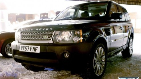 Land Rover vindt het tijd om de Range Rover Sport een verjongingskuur te geven. Deze robuuste zwaargewicht werd met wat camouflage gespot in het koude Zweden. Een gewijzigde grille met nu twee lamelle