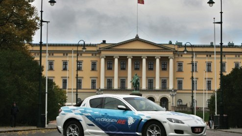 Mazda is al tijden druk met de ontwikkeling en realisatie van modellen op waterstof. Het merk zet een nieuwe stap, want de Mazda RX-8 Hydrogen RE is vanaf vandaag te zien op de openbare weg in Noorweg