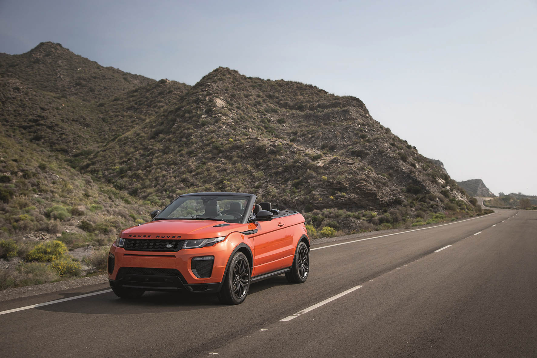 De Range Rover Evoque Convertible is nu als productiemodel gepresenteerd en komt vanaf het voorjaar 2016 naar Nederland in de verkoop.