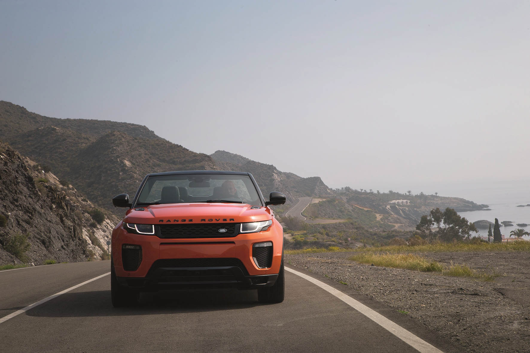 De Range Rover Evoque Convertible is nu als productiemodel gepresenteerd en komt vanaf het voorjaar 2016 naar Nederland in de verkoop.