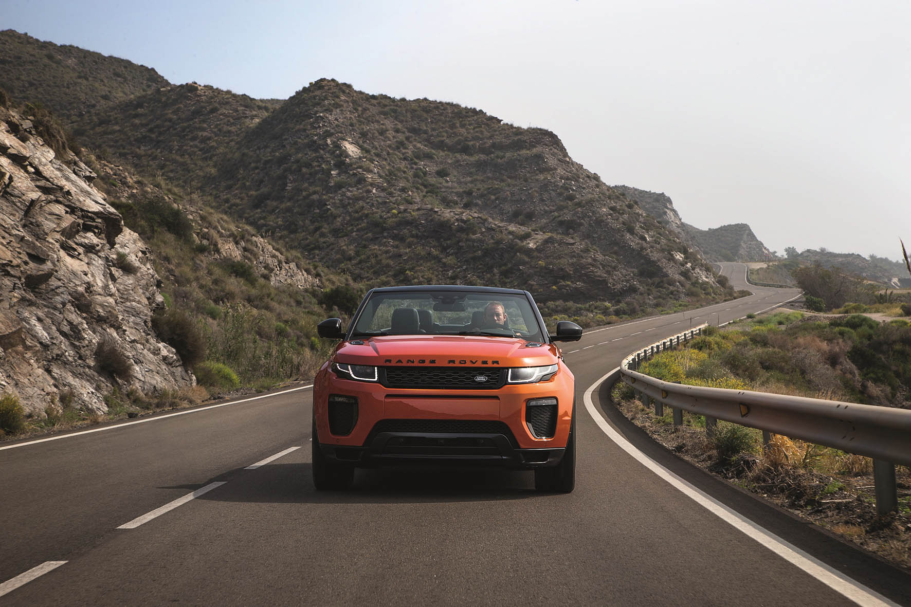 De Range Rover Evoque Convertible is nu als productiemodel gepresenteerd en komt vanaf het voorjaar 2016 naar Nederland in de verkoop.