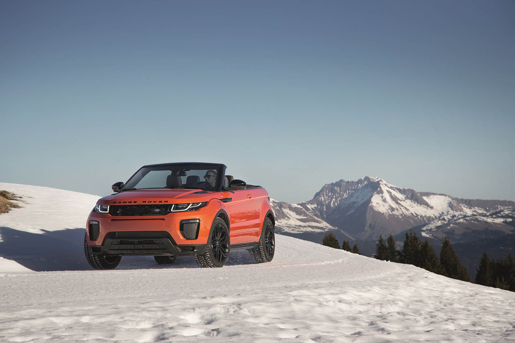 De Range Rover Evoque Convertible is nu als productiemodel gepresenteerd en komt vanaf het voorjaar 2016 naar Nederland in de verkoop.