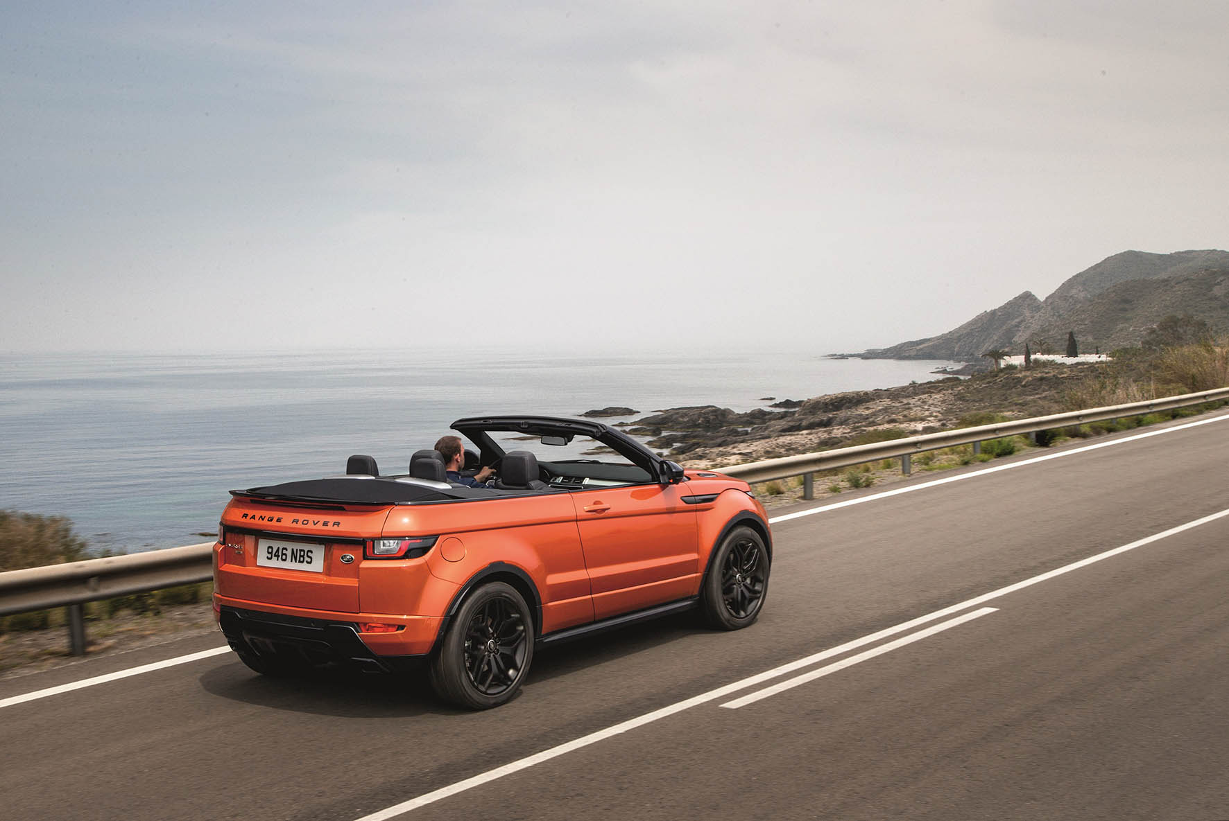 De Range Rover Evoque Convertible is nu als productiemodel gepresenteerd en komt vanaf het voorjaar 2016 naar Nederland in de verkoop.