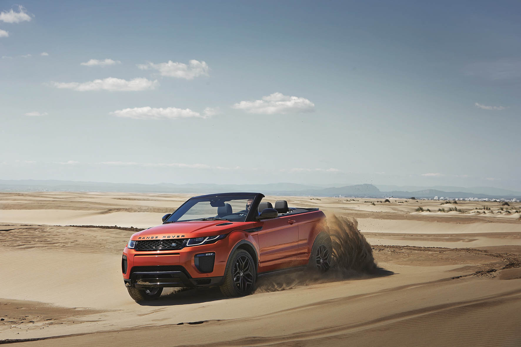 De Range Rover Evoque Convertible is nu als productiemodel gepresenteerd en komt vanaf het voorjaar 2016 naar Nederland in de verkoop.