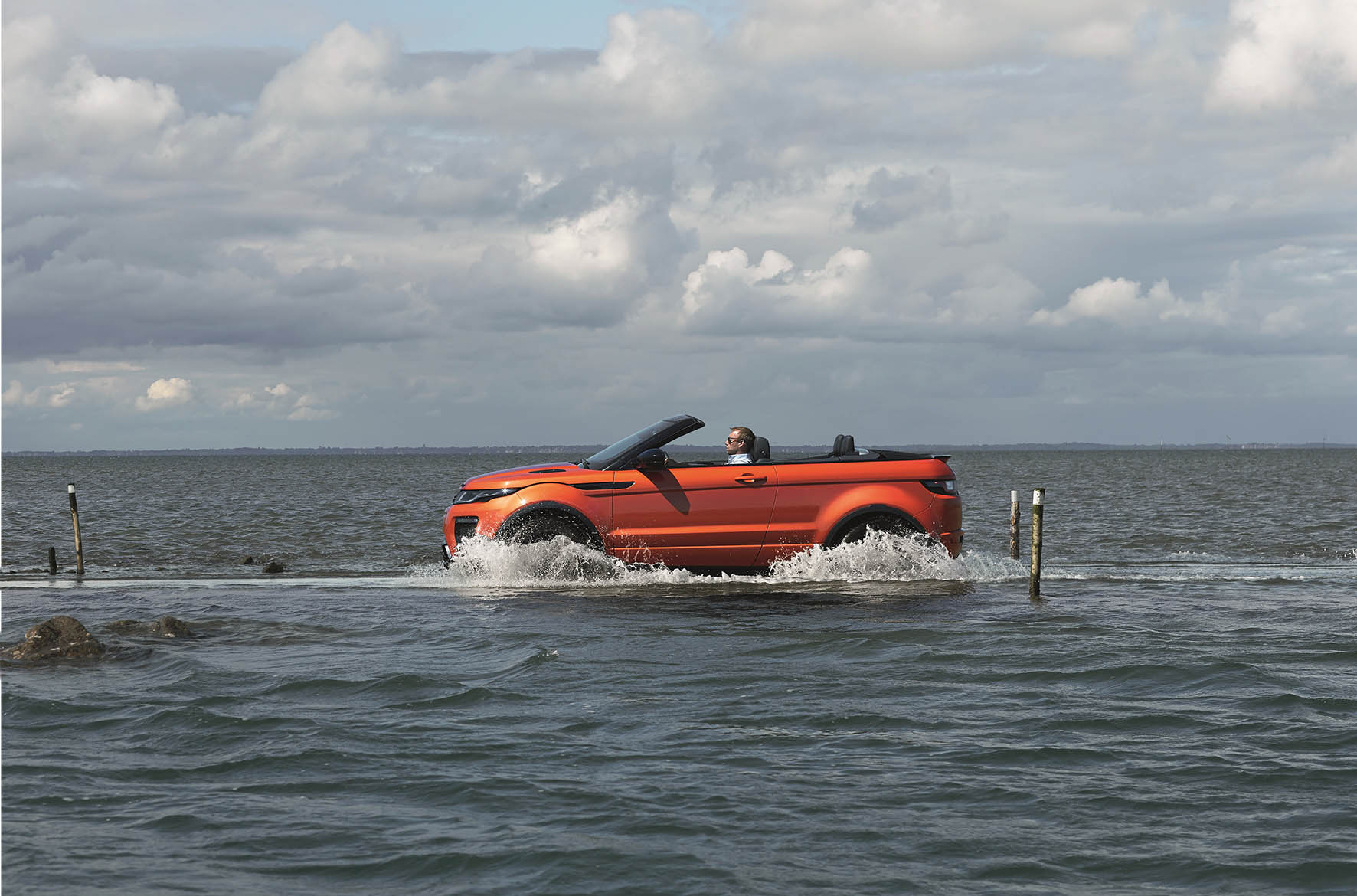 De Range Rover Evoque Convertible is nu als productiemodel gepresenteerd en komt vanaf het voorjaar 2016 naar Nederland in de verkoop.