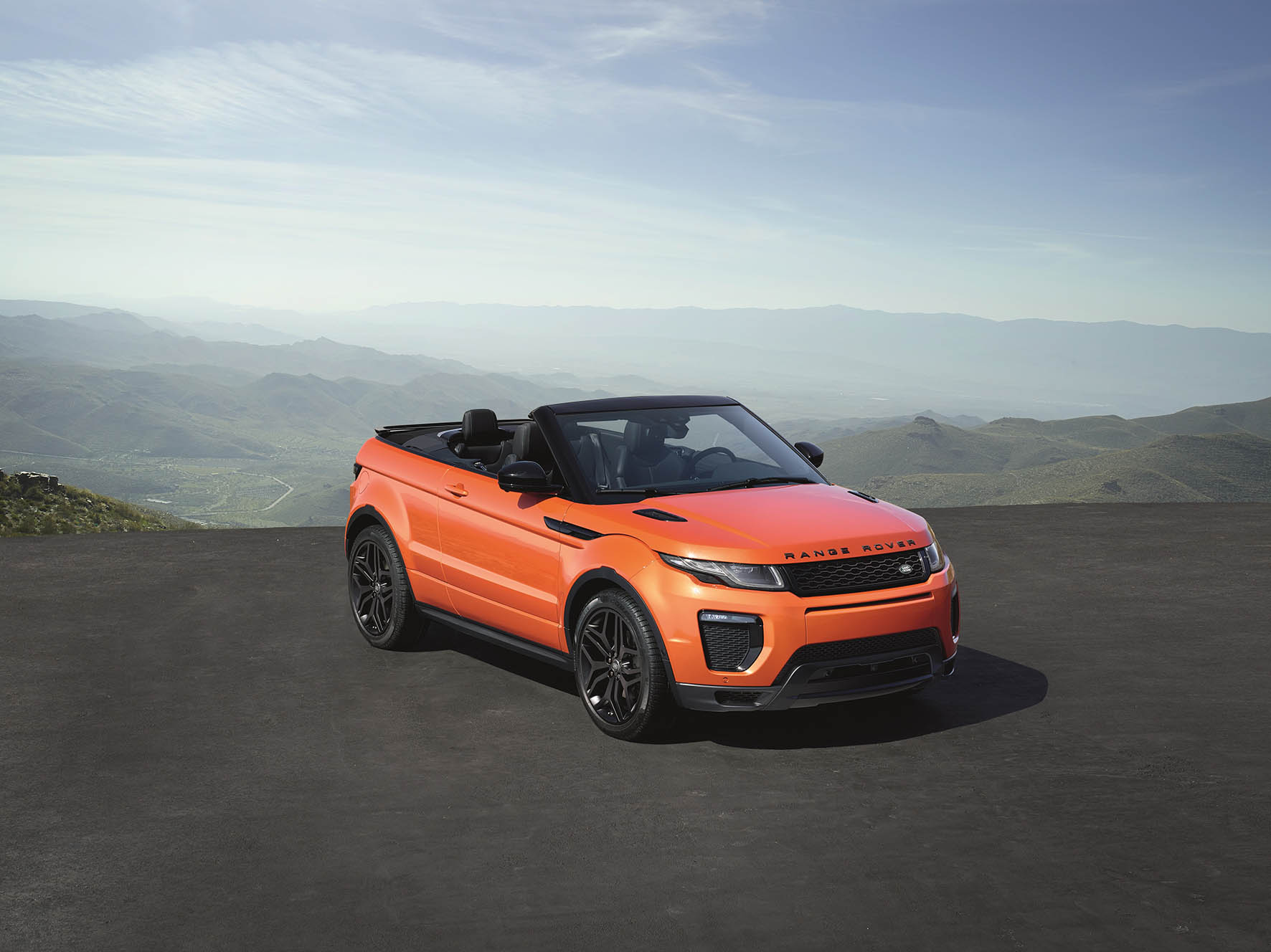 De Range Rover Evoque Convertible is nu als productiemodel gepresenteerd en komt vanaf het voorjaar 2016 naar Nederland in de verkoop.