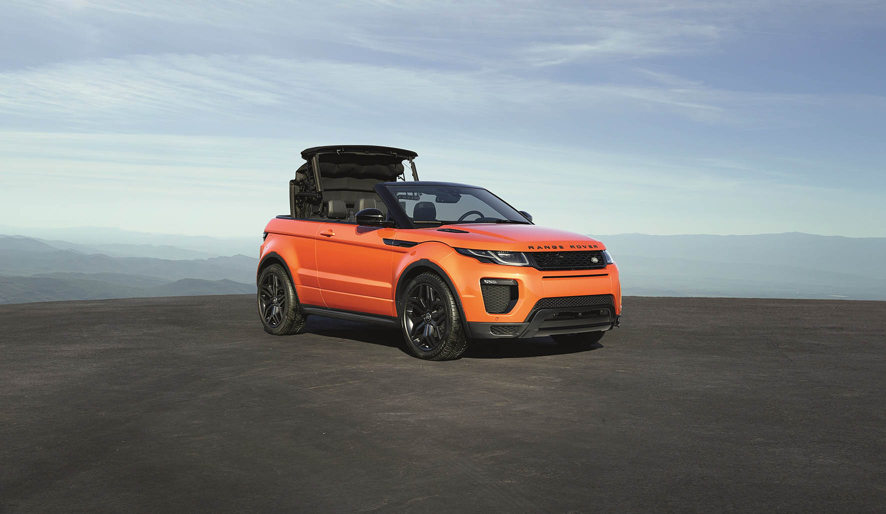 De Range Rover Evoque Convertible is nu als productiemodel gepresenteerd en komt vanaf het voorjaar 2016 naar Nederland in de verkoop.