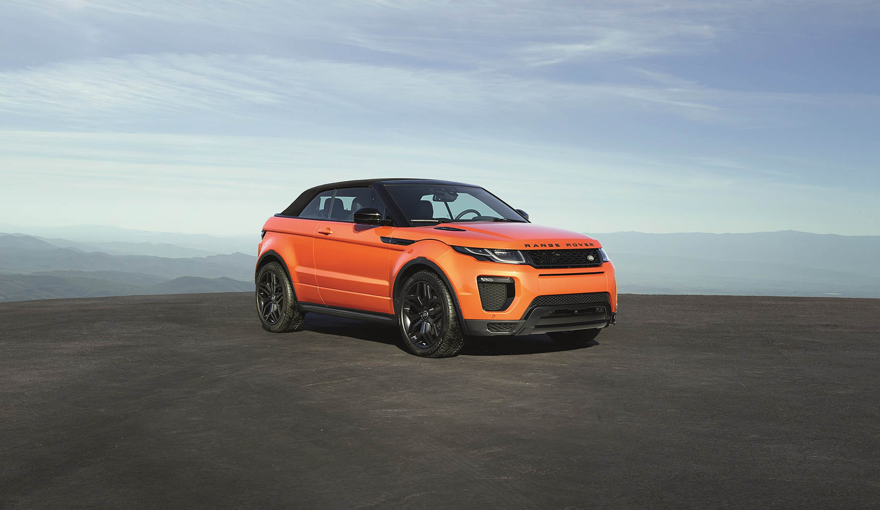 De Range Rover Evoque Convertible is nu als productiemodel gepresenteerd en komt vanaf het voorjaar 2016 naar Nederland in de verkoop.