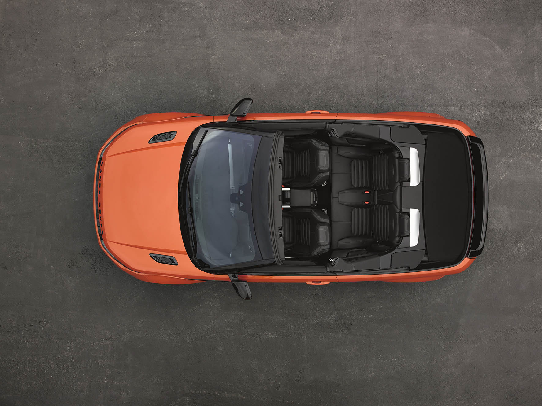 De Range Rover Evoque Convertible is nu als productiemodel gepresenteerd en komt vanaf het voorjaar 2016 naar Nederland in de verkoop.