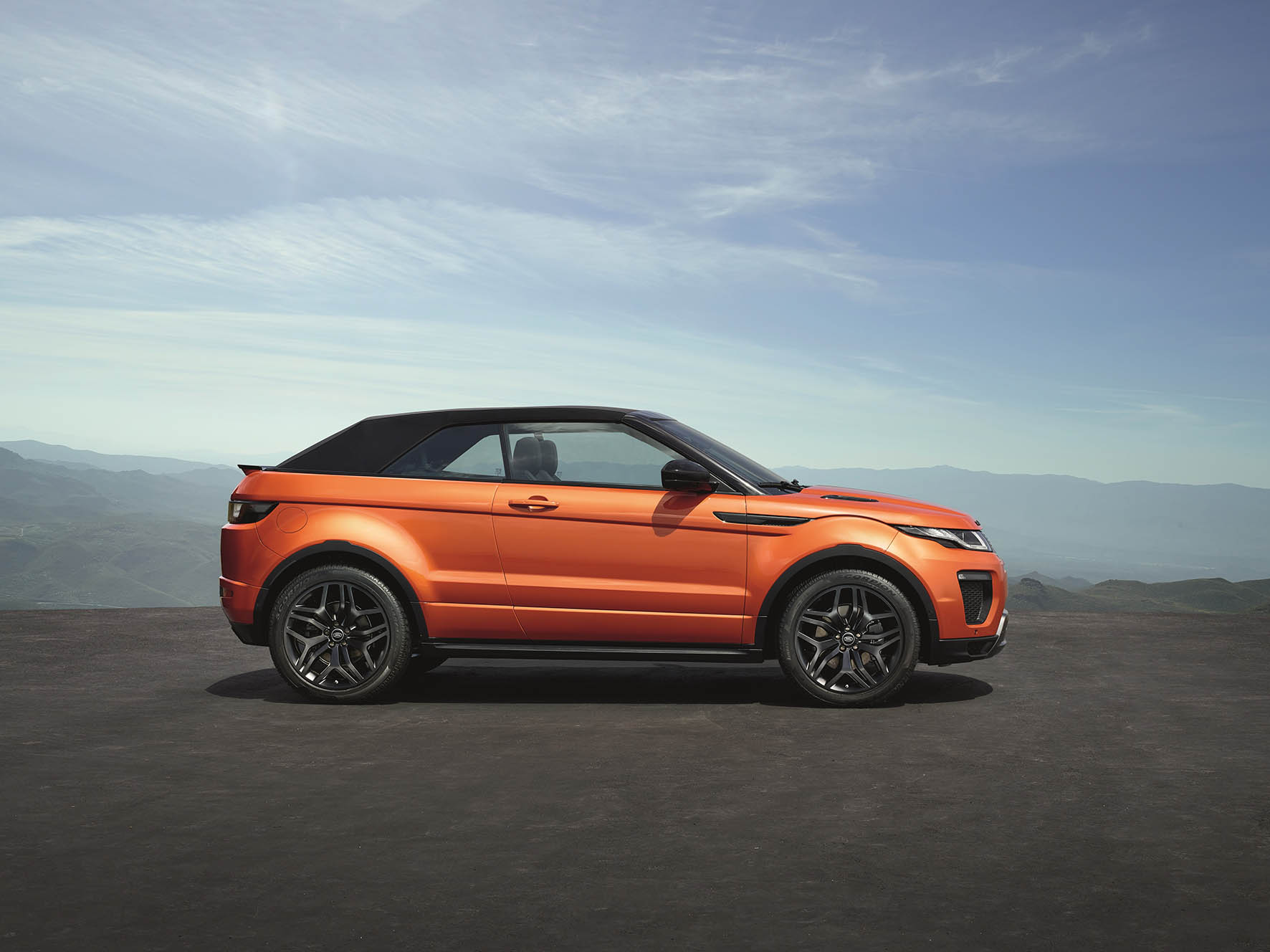 De Range Rover Evoque Convertible is nu als productiemodel gepresenteerd en komt vanaf het voorjaar 2016 naar Nederland in de verkoop.
