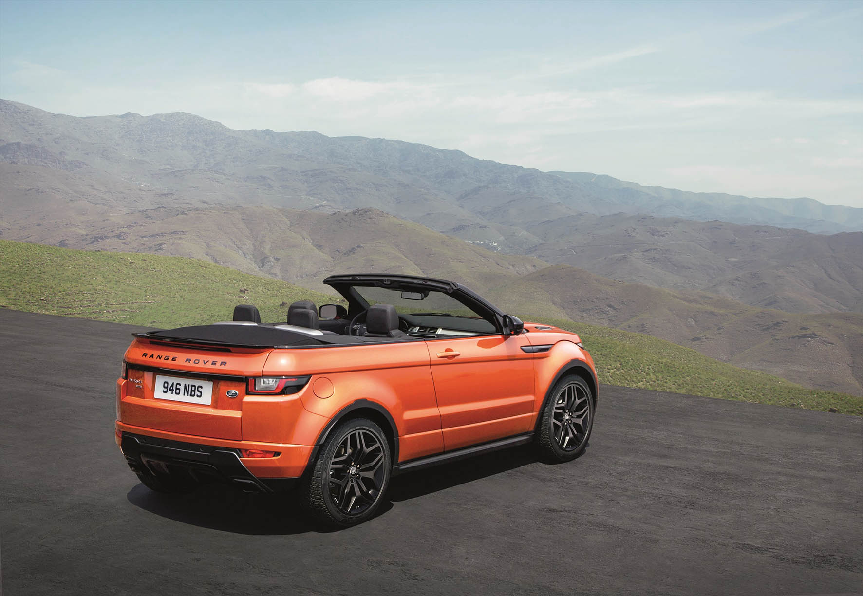 De Range Rover Evoque Convertible is nu als productiemodel gepresenteerd en komt vanaf het voorjaar 2016 naar Nederland in de verkoop.