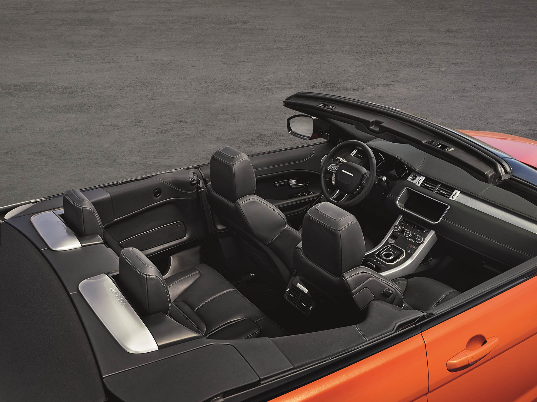 De Range Rover Evoque Convertible is nu als productiemodel gepresenteerd en komt vanaf het voorjaar 2016 naar Nederland in de verkoop.