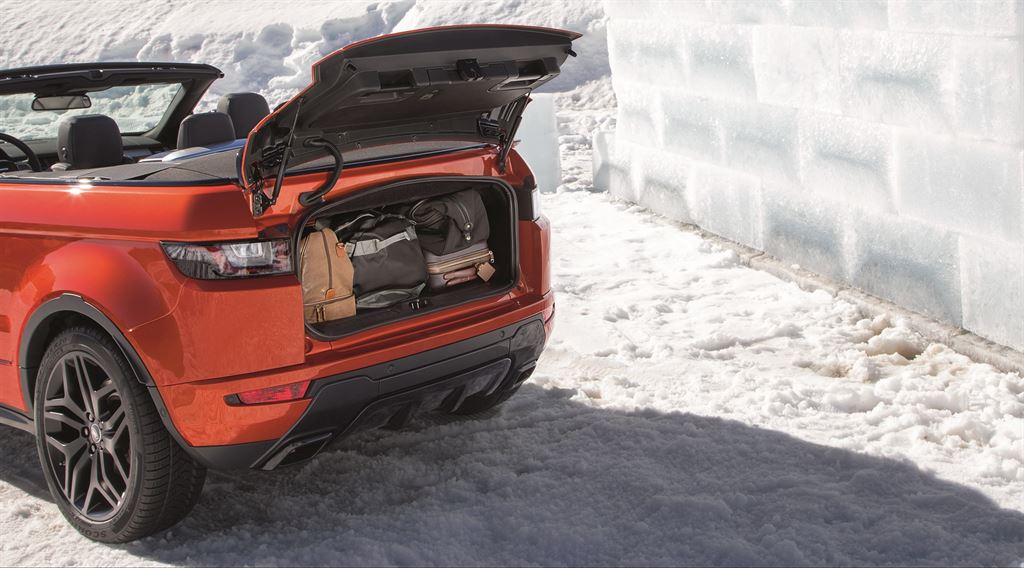 De Range Rover Evoque Convertible is nu als productiemodel gepresenteerd en komt vanaf het voorjaar 2016 naar Nederland in de verkoop.