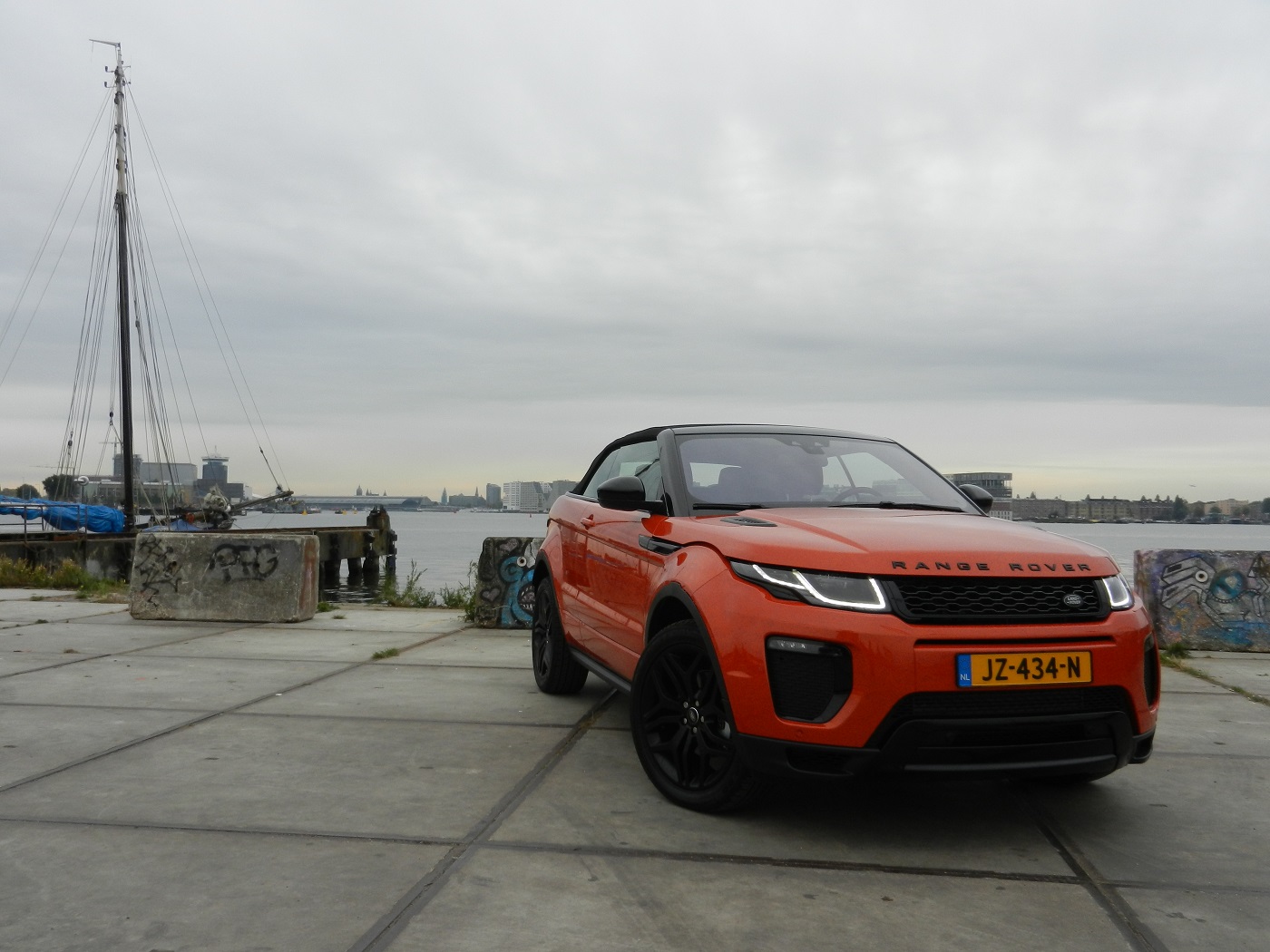In een tijd dat de premium merken graag de niches opzoeken, grijpt Land Rover zijn kans om een SUV-cabriolet in de markt te zetten, de Range Rover Evoque Convertible. AutoVandaag doet een rijtest.