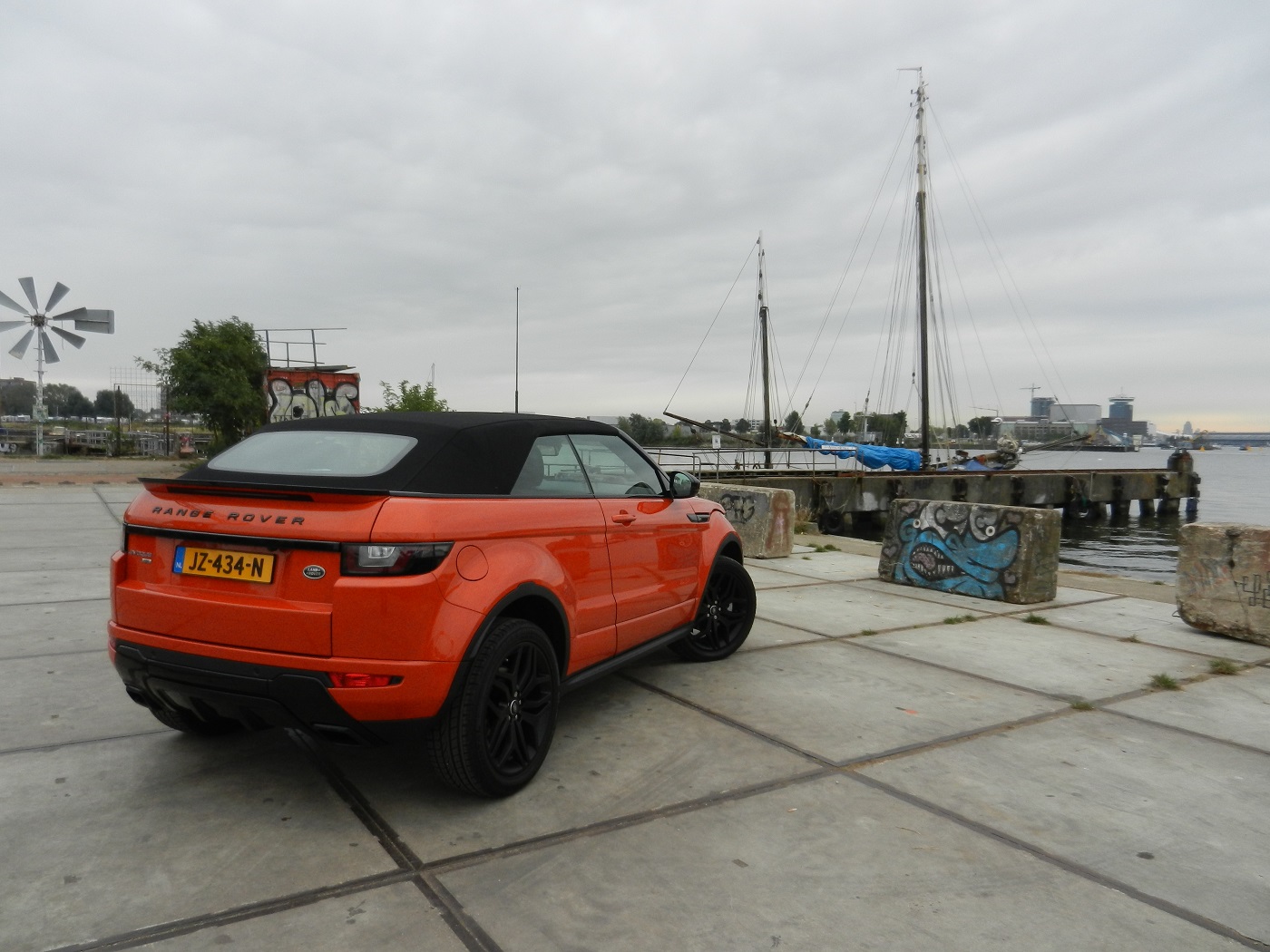 In een tijd dat de premium merken graag de niches opzoeken, grijpt Land Rover zijn kans om een SUV-cabriolet in de markt te zetten, de Range Rover Evoque Convertible. AutoVandaag doet een rijtest.