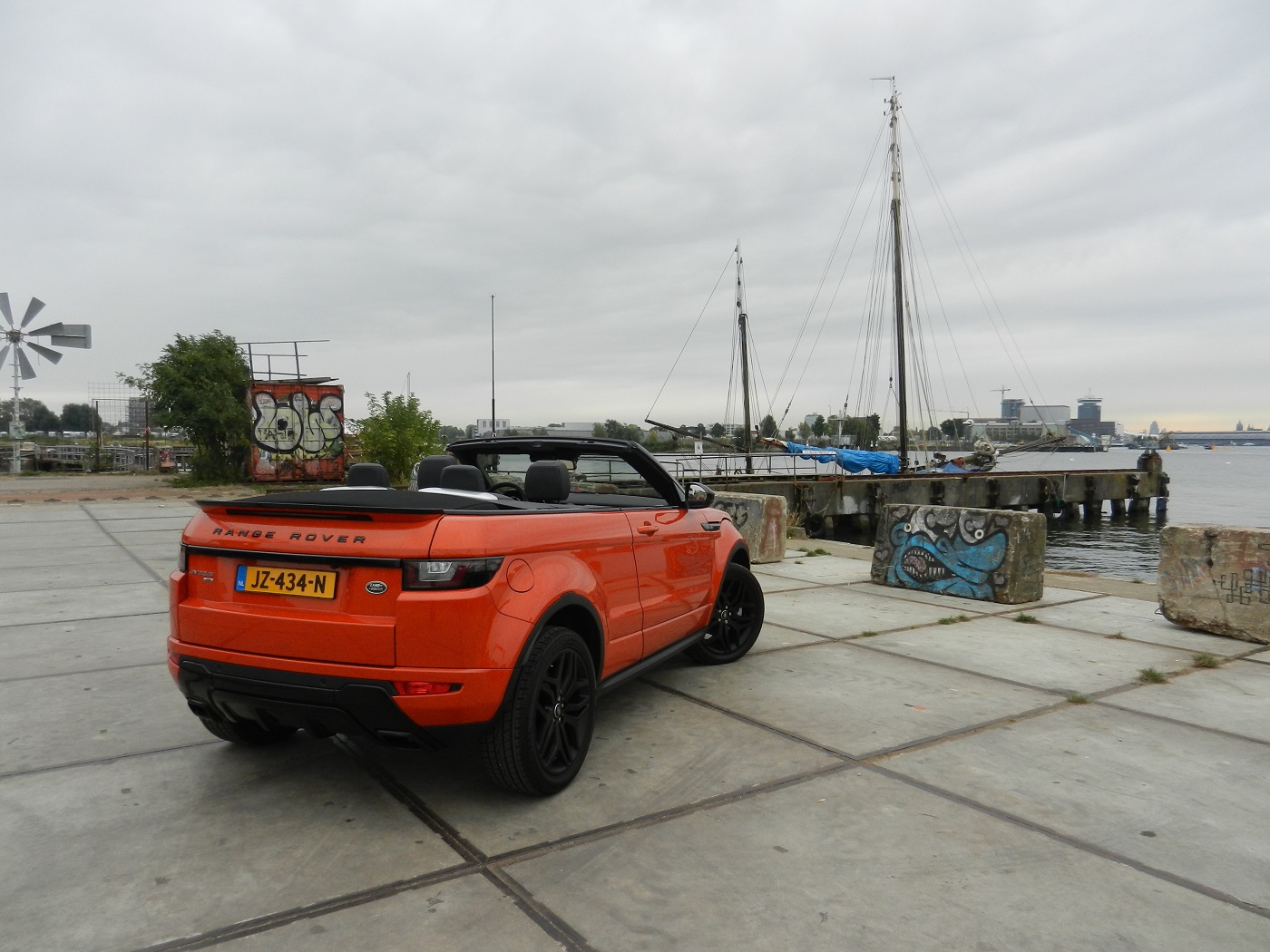 In een tijd dat de premium merken graag de niches opzoeken, grijpt Land Rover zijn kans om een SUV-cabriolet in de markt te zetten, de Range Rover Evoque Convertible. AutoVandaag doet een rijtest.