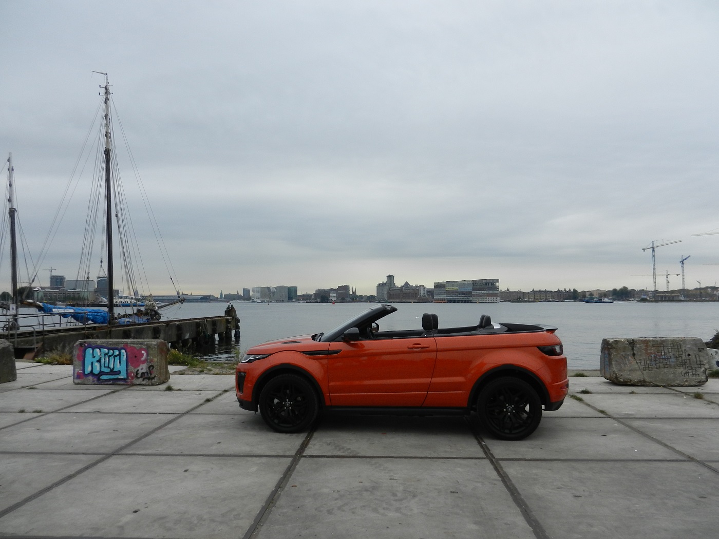 In een tijd dat de premium merken graag de niches opzoeken, grijpt Land Rover zijn kans om een SUV-cabriolet in de markt te zetten, de Range Rover Evoque Convertible. AutoVandaag doet een rijtest.