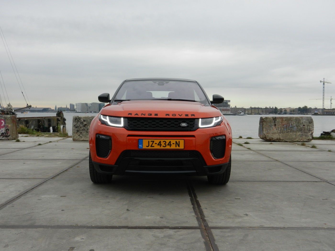 In een tijd dat de premium merken graag de niches opzoeken, grijpt Land Rover zijn kans om een SUV-cabriolet in de markt te zetten, de Range Rover Evoque Convertible. AutoVandaag doet een rijtest.