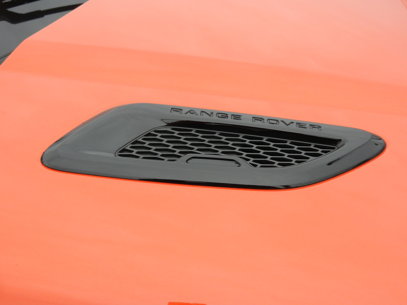 In een tijd dat de premium merken graag de niches opzoeken, grijpt Land Rover zijn kans om een SUV-cabriolet in de markt te zetten, de Range Rover Evoque Convertible. AutoVandaag doet een rijtest.