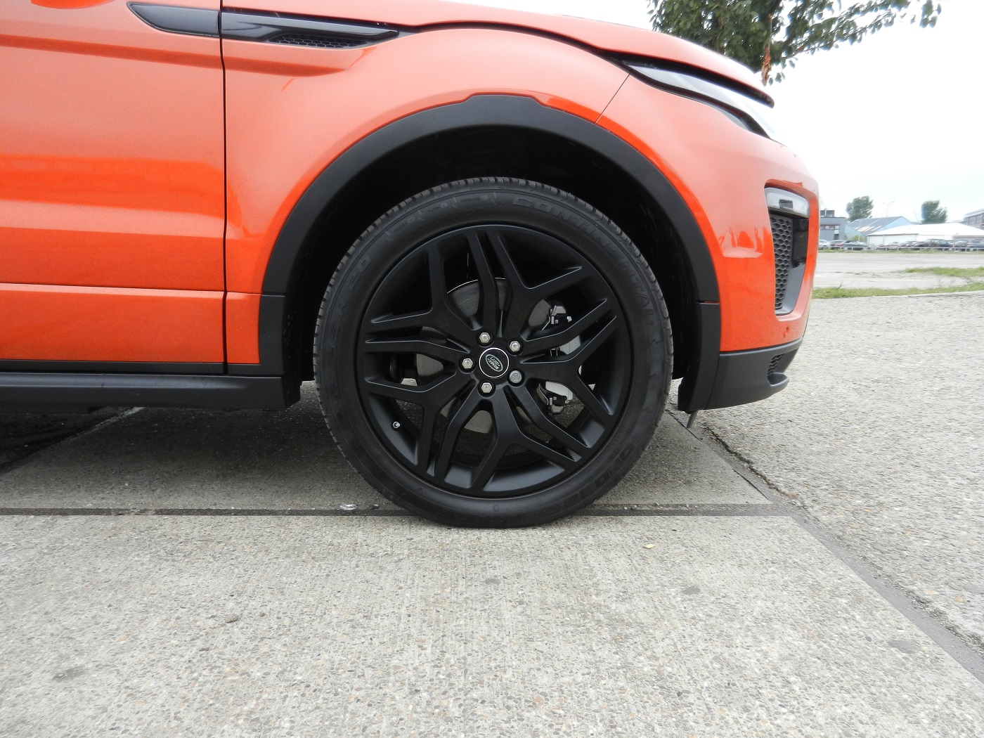 In een tijd dat de premium merken graag de niches opzoeken, grijpt Land Rover zijn kans om een SUV-cabriolet in de markt te zetten, de Range Rover Evoque Convertible. AutoVandaag doet een rijtest.